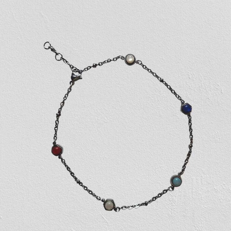 Enkelketting met geboortesteentjes van de kleinkinderen van Esther, op bestelling gemaakt door LIAN Studio