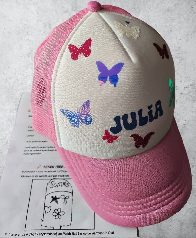 Unieke-cap-gewonnen-door-Julia=bij=ontwerpwedstrijd-patchhatbar-tijdens-jaarmarkt-Oud-Beijerland