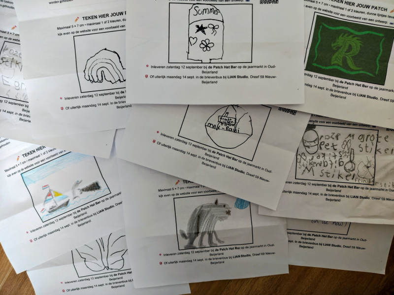 Midden bovenaan staat de patch van Julia, die hiermee de ontwerpwedstrijd van Patch Hat Bar Events heeft gewonnen en eromheen zie je alle inzendingen van de jonge ontwerpers die meededen aan de winactie tijdens de Jaarmarkt in Oud-Beijerland