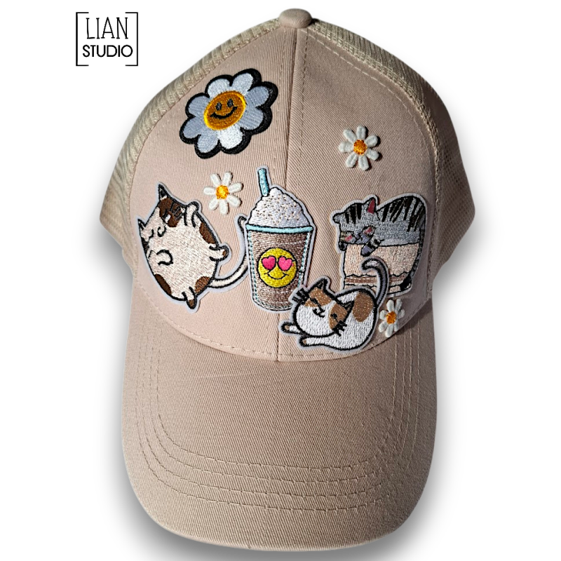 De ultieme zonnepet voor het ultieme kattenvrouwtje; a latte (macchiato) furry friends is een ode aan katten en helemaal in neutrale kleuren samengesteld, leuk als persoonlijk en uniek cadeautje