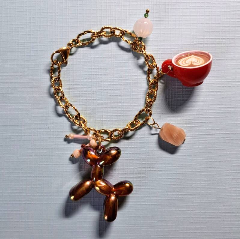 Autumn Woof! met (parel)botjes, Zonnesteen amuletje,  Cozy Cappuccino (wintercollectie volgt) en Moonlit Mist (met aventurijn) in rood-koper-oranje-roze-wit bedels aan armband Lines of You