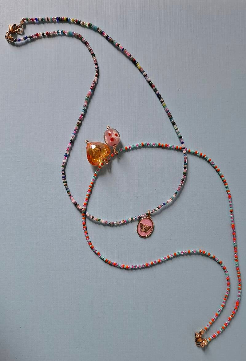 Aanhalingstekens-Zeg het met kralenkettingen uit de Summer Breeze collectie kralenkettingen van LIAN Studio