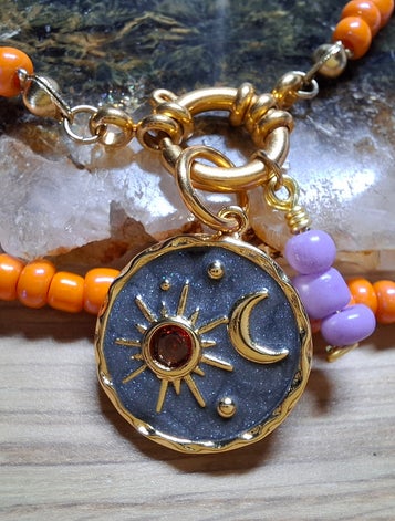 Sun&Moon bedel en Ceri bedel aan Kerianna ketting