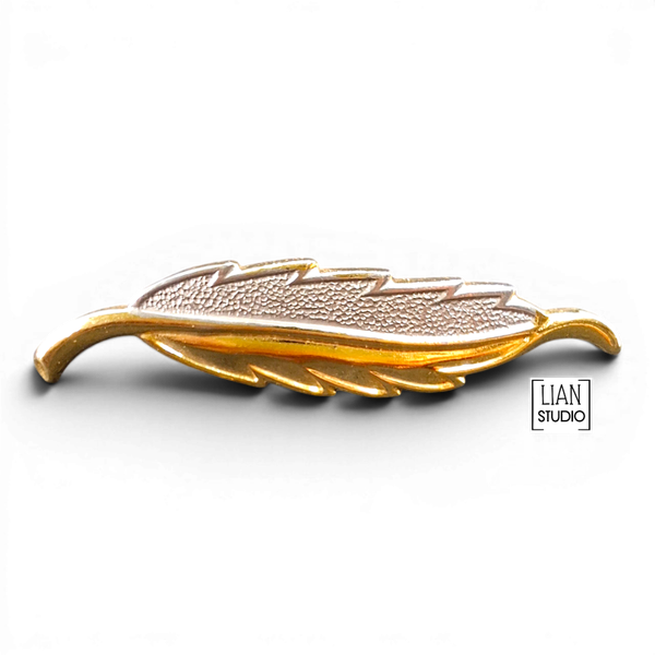 Veertje vintage broche goudkleurig