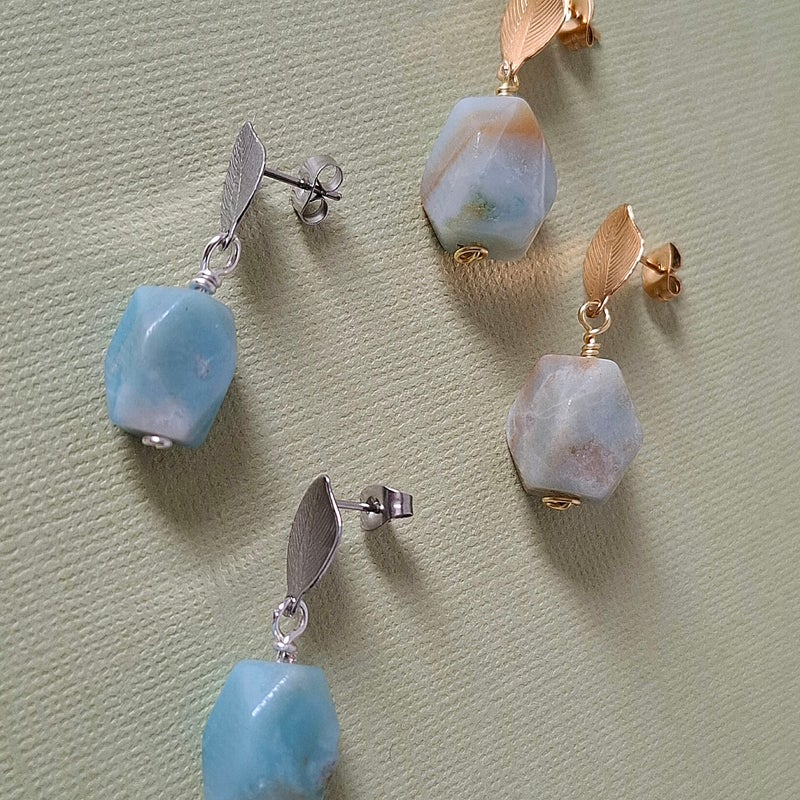 Amazoniet oorbellen met een botanisch elementje: blaadjes oorstekers in rvs gold en silverplated