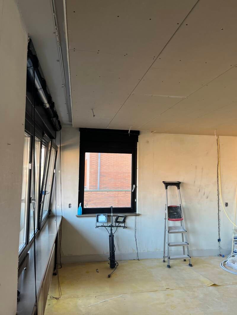 verlaagd plafond in slaapkamer met stucplaten