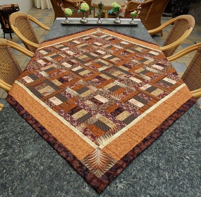 The Brown Wood als tafelkleed in de woonkamer.