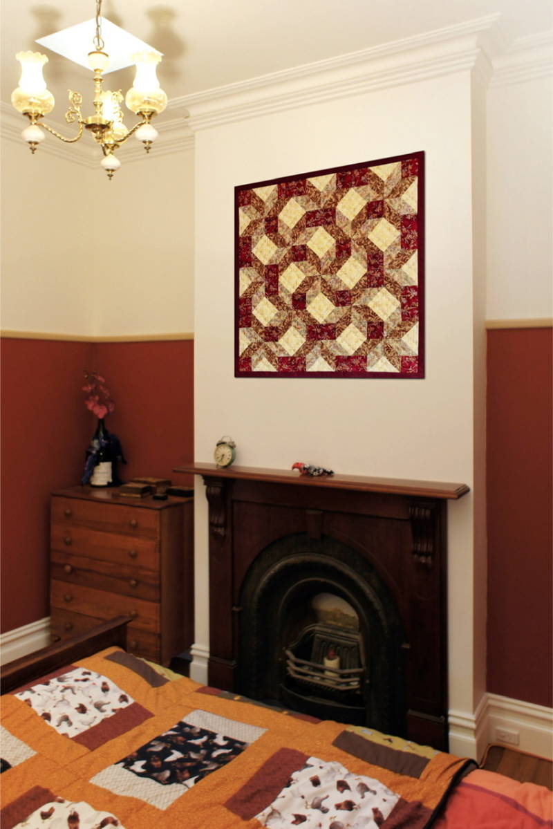 Geometrical Quilt boven schoorsteen mantel.