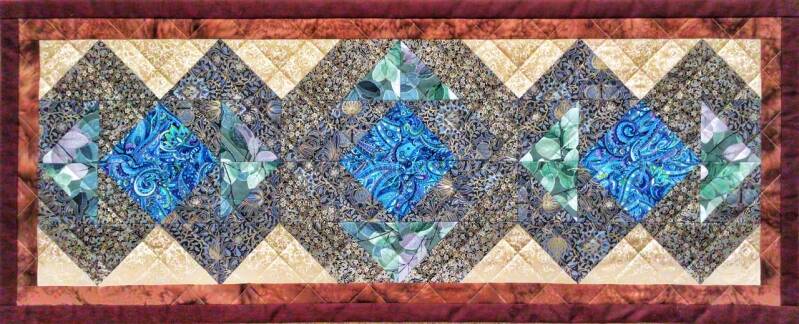 Quilt The Goldrunner 2 als tafelloper met diagonaal geplaatste vierkanten  