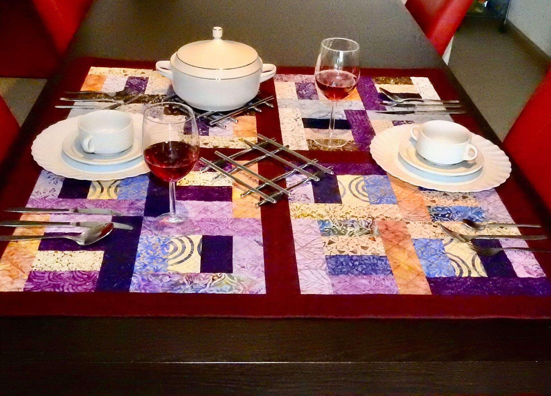 Diner voor twee een tafel gedekt op een quilt als dekservet.