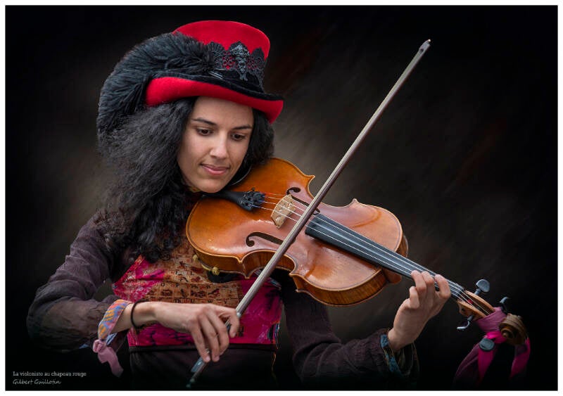 guillotin-gilbert-la-violoniste-au-chapeau-rouge-standard.jpg