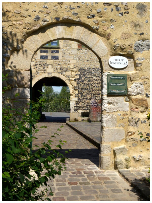 jouan-evelyne-cour-de-roncheville-retouch-e-standard.jpg