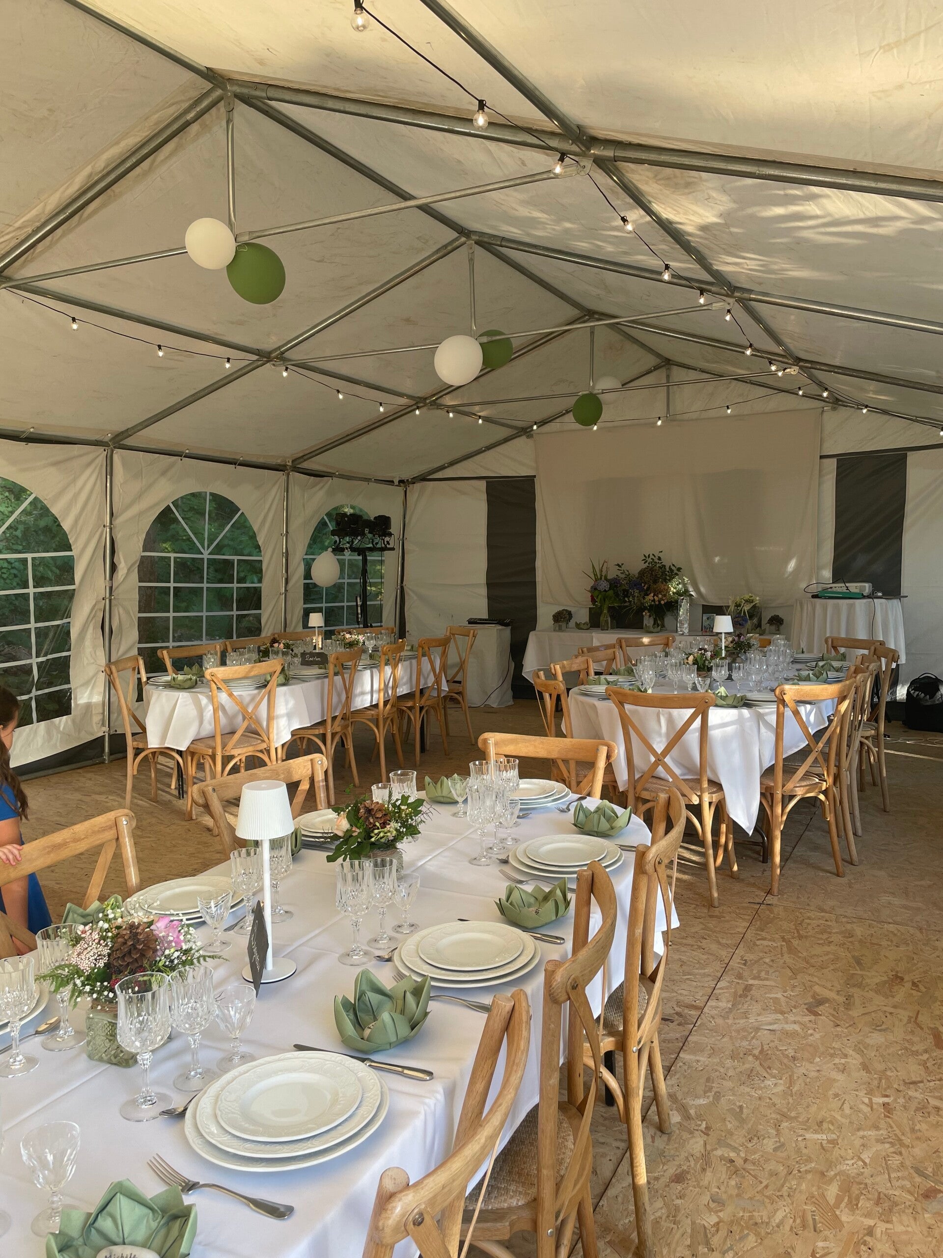 Chapiteau Ralph Event's aménagé avec tables, chaises et éclairage pour une réception
