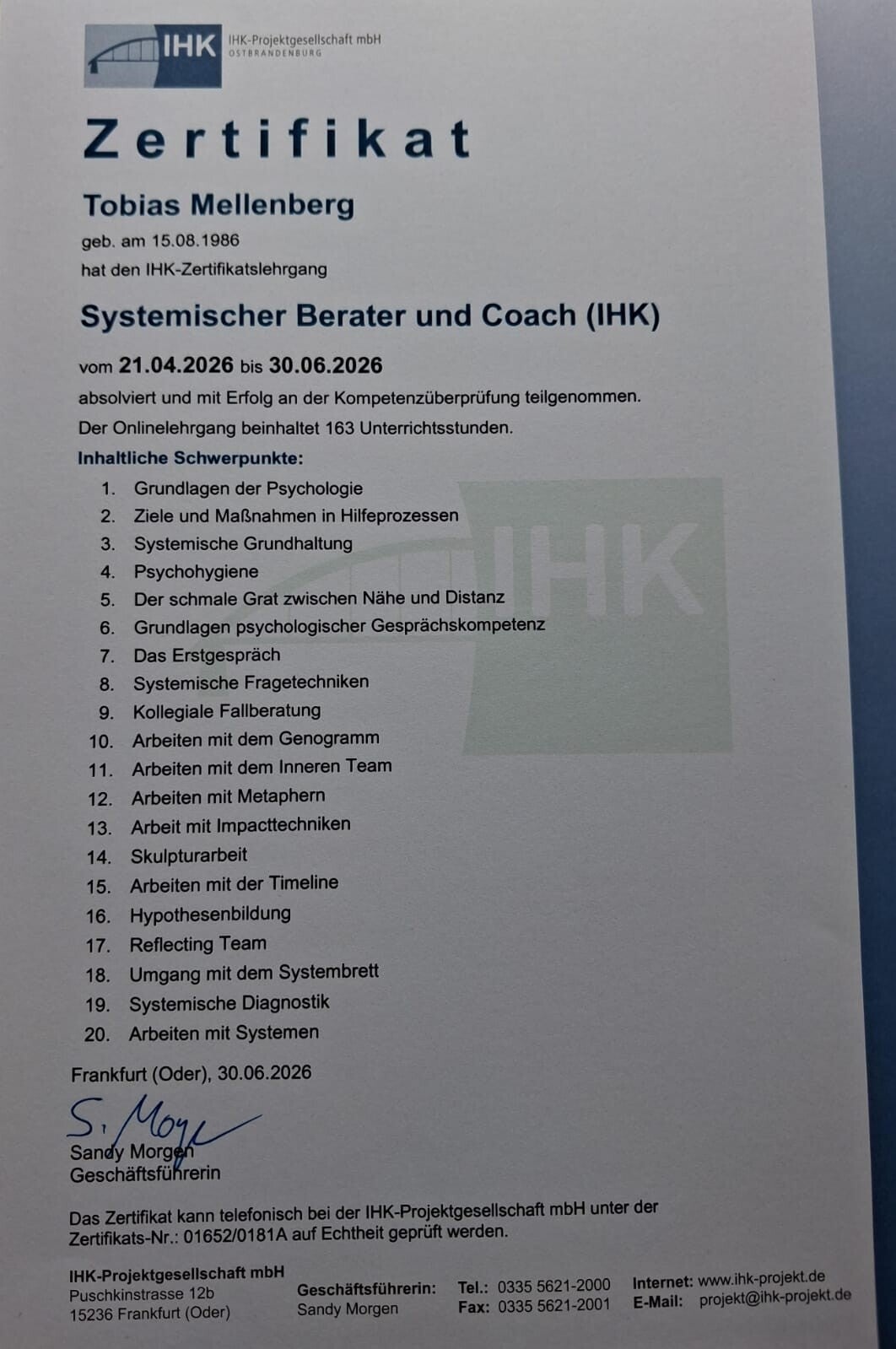 Offizielles IHK-Zertifikat für Tobias Mellenberg über den erfolgreichen Abschluss der Weiterbildung zum Systemischen Berater und Coach (IHK). Das Dokument listet die behandelten Module wie Systemische Grundlagen, Fragetechniken, Konfliktmanagement, Coach