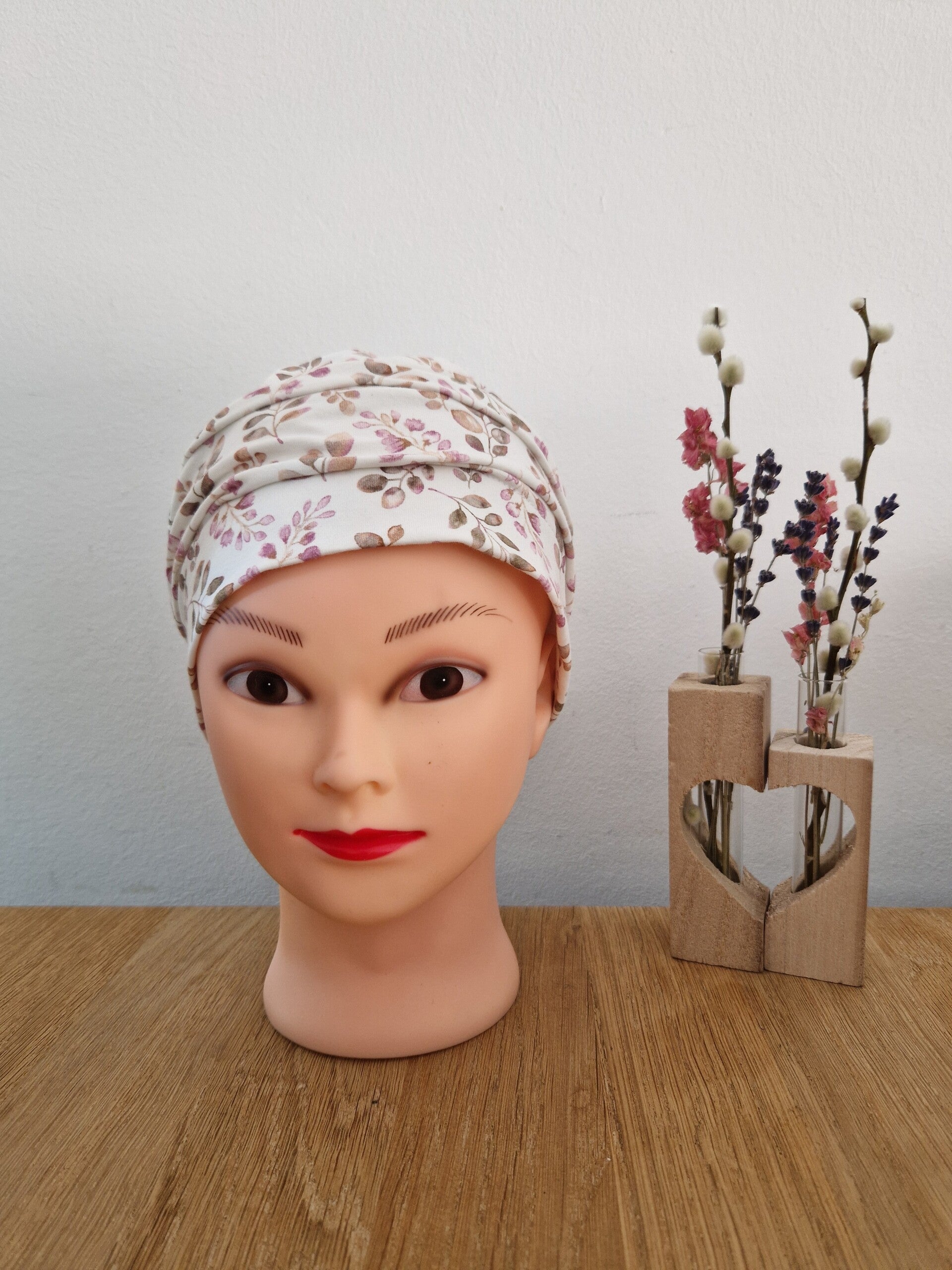 Plooimutsje roze en groene takjes