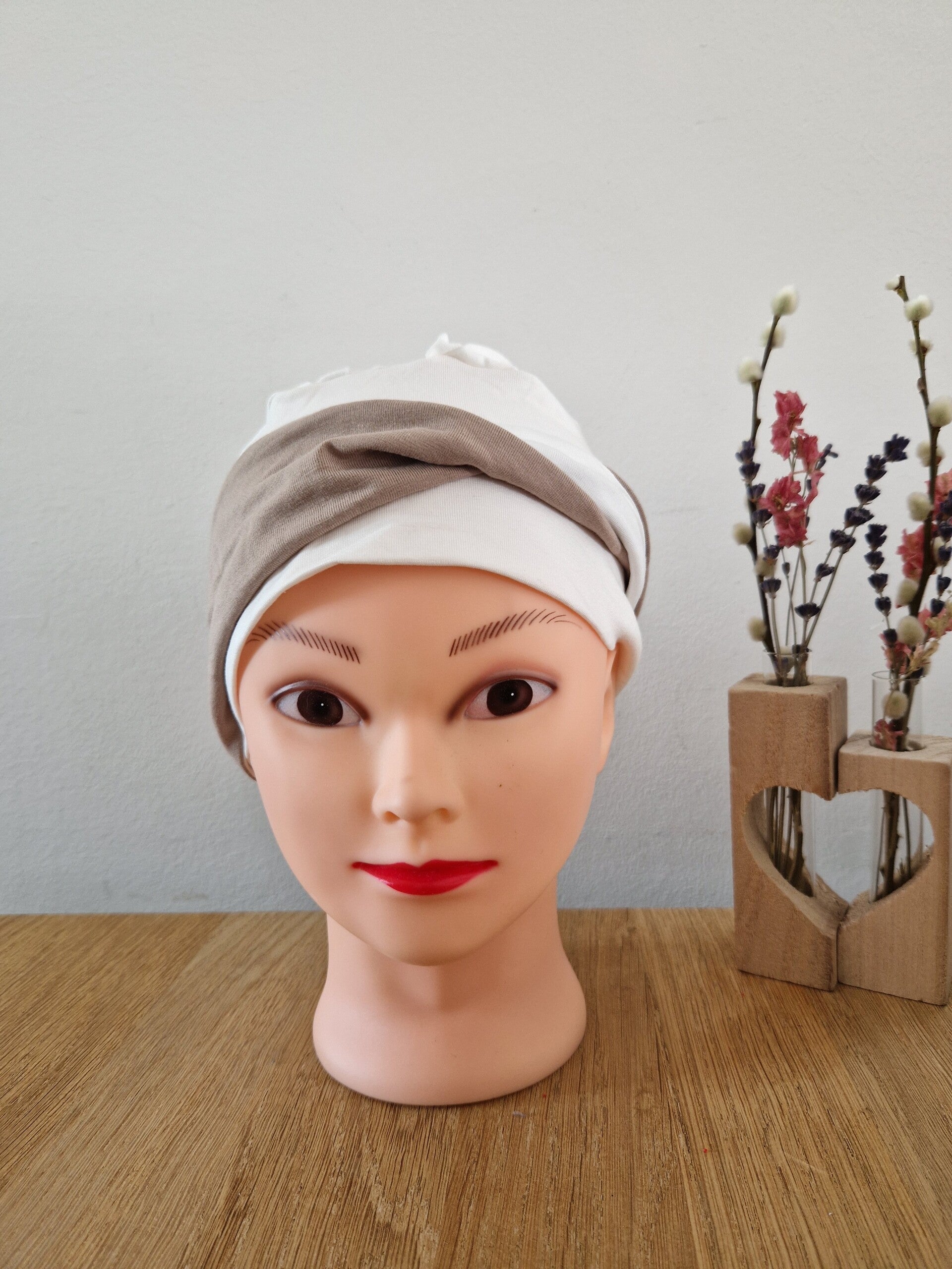 Knoopmutsje crème beige