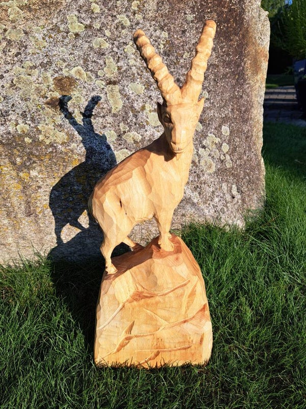 Handgeschnitzter Steinbock aus Echtholz