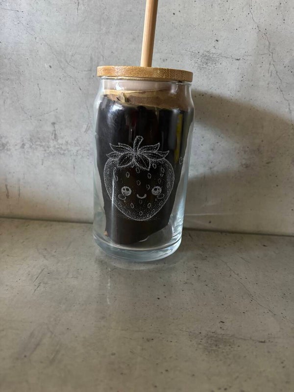 Graviertes Trinkglas mit Bambusdeckel und Strohhalm