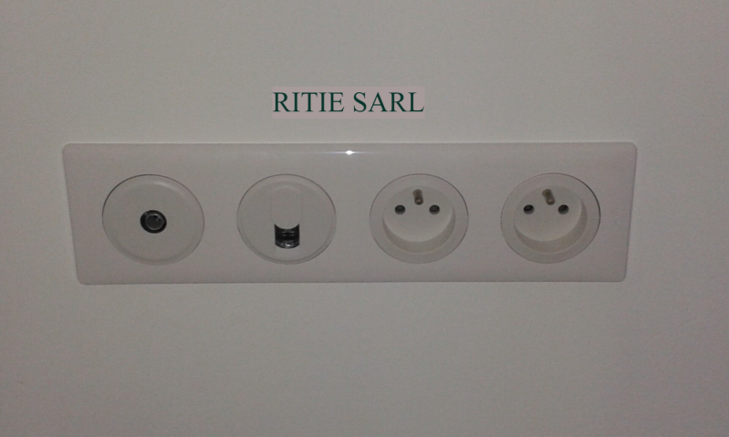 Bloc de prises électriques, prise TV et prise RJ45 Ethernet