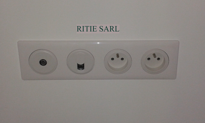 Bloc de prises électriques, prise TV et prise RJ45 Ethernet