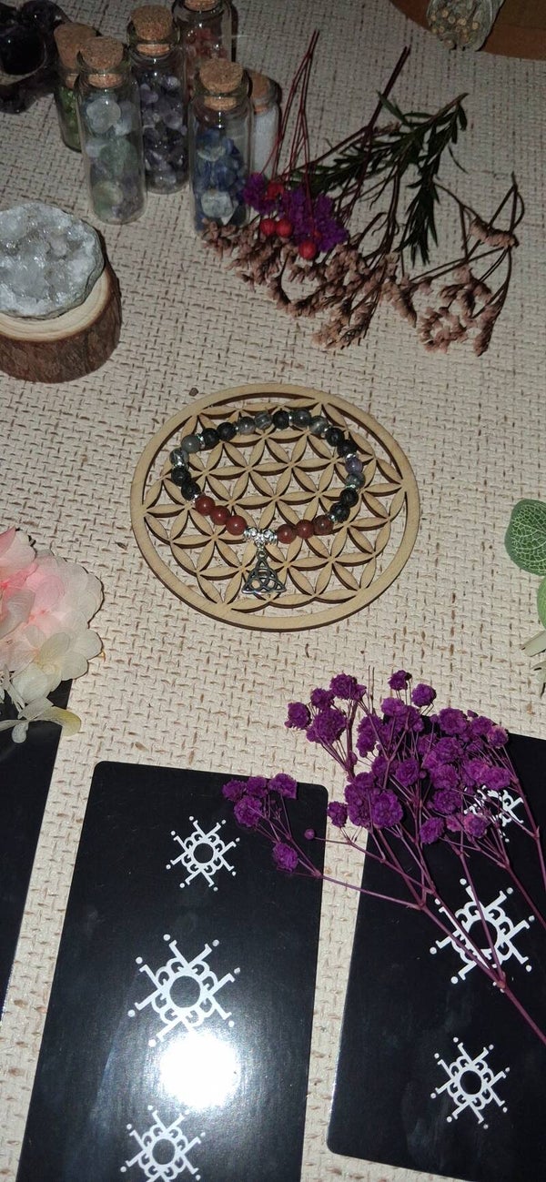 Bracelet jaspe rouge, marbré, pierre de lave Talisman "Triquetra"