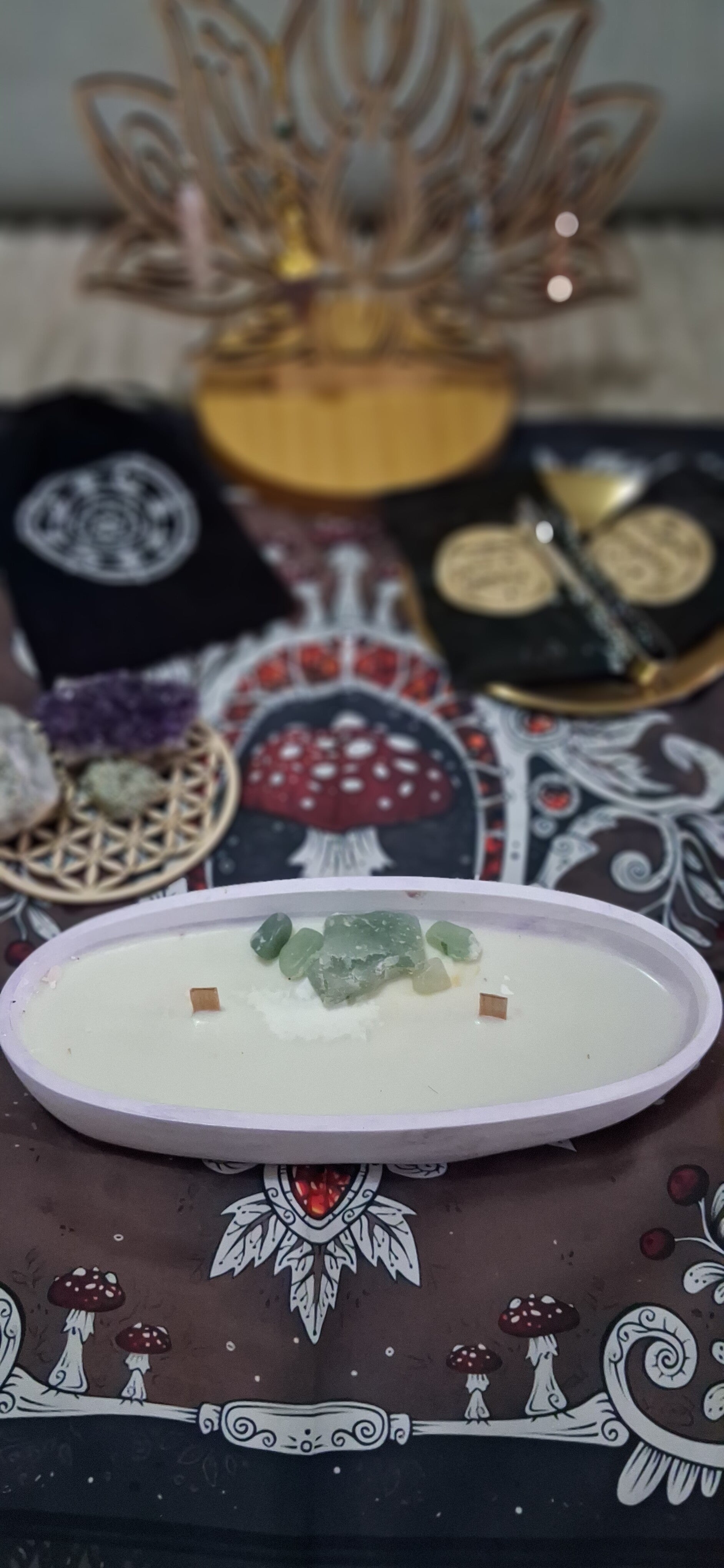 Grande Bougie Ritualisée Ovale « Jardin d'Aventurine » — Pierres Brut & Mèches Bois