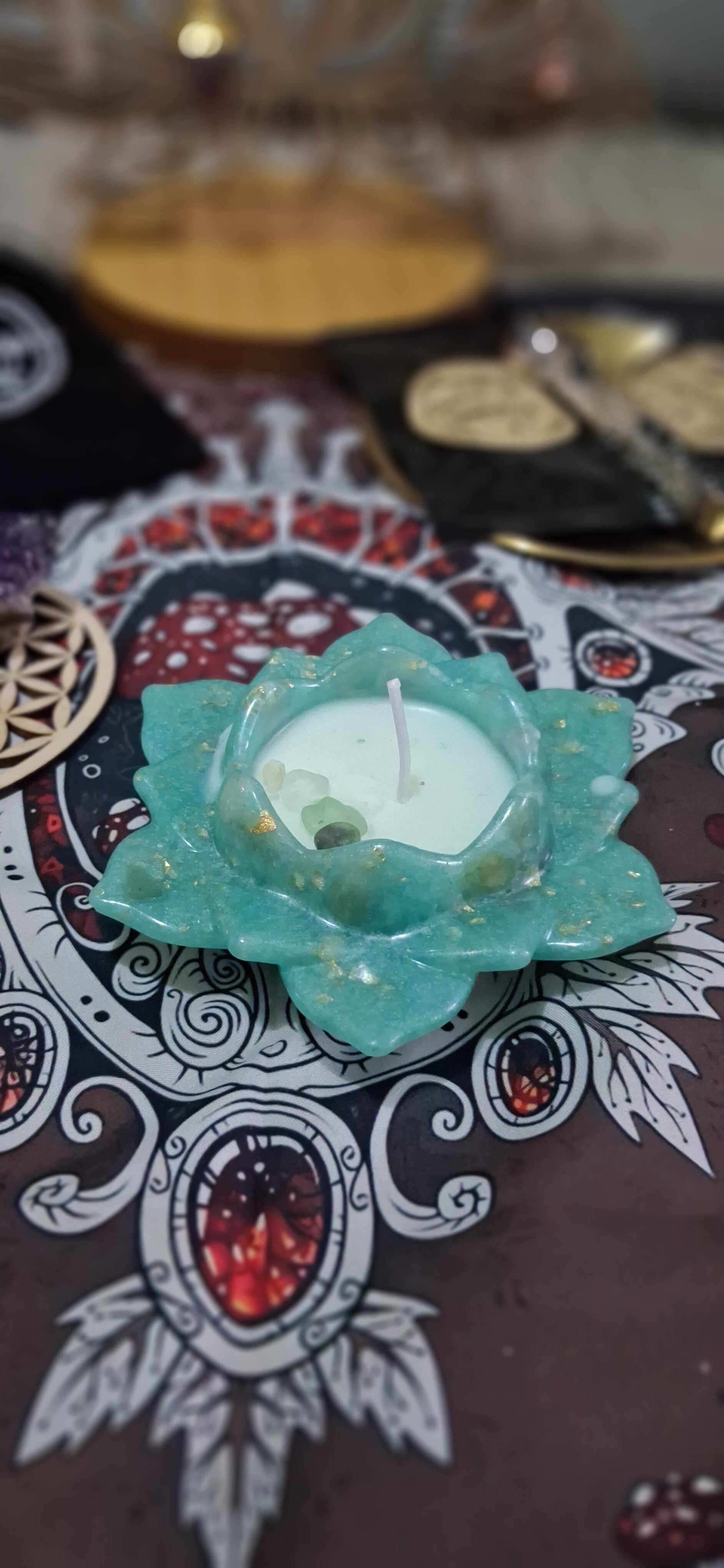 Bougie Fleur de Lotus « Éclosion d'Émeraude » — Pierres d'Aventurine & Paillettes Dorées