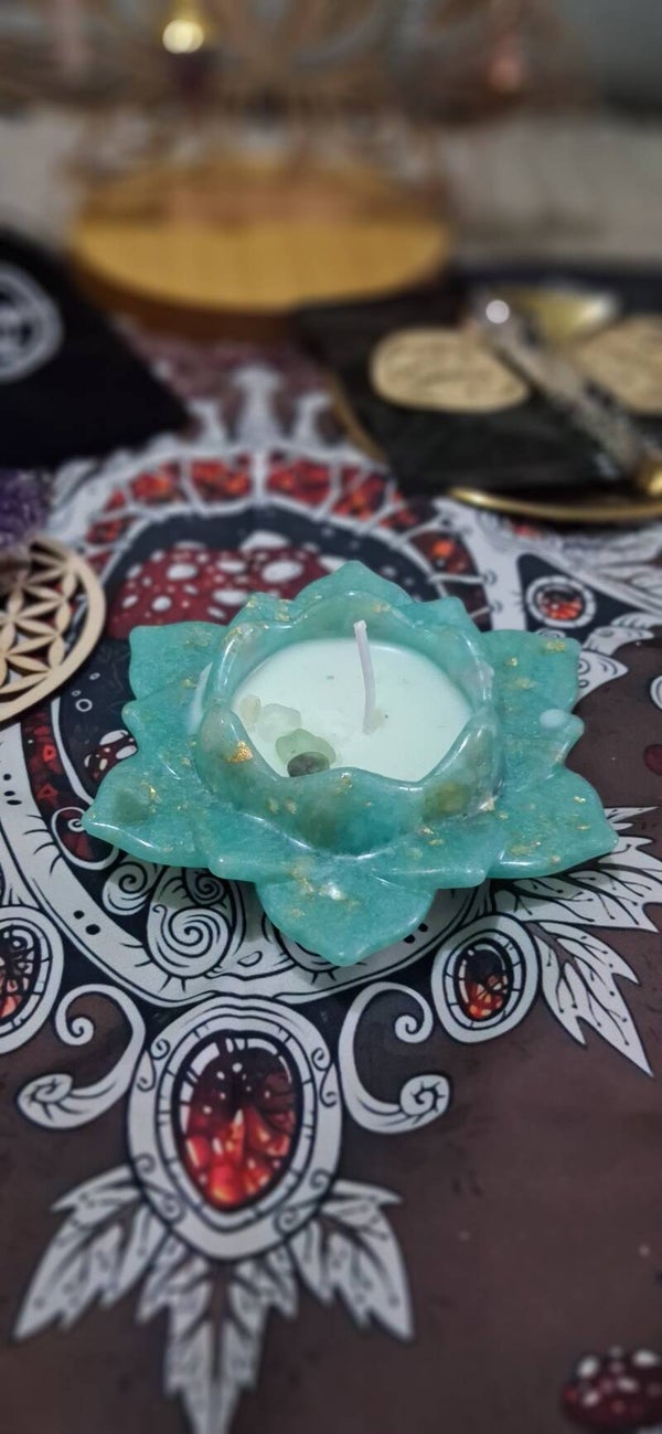 Bougie Fleur de Lotus « Éclosion d'Émeraude » — Pierres d'Aventurine & Paillettes Dorées