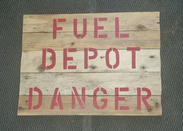 Panneau  WW2  " FUEL  DEPOT  DANGER"