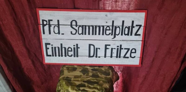 Panneau Allemand WW2  "pfd  Sammelplatz  Einheit  Dr. Fritze"