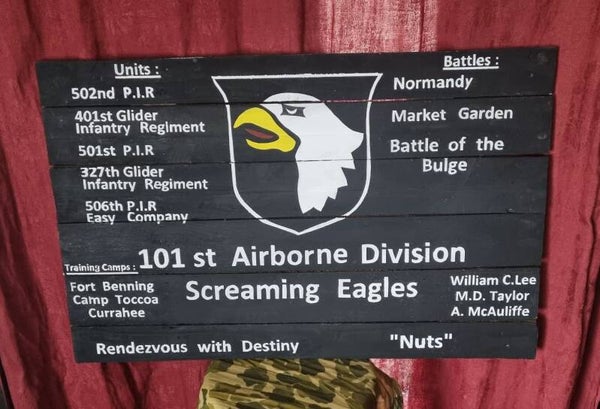 Panneau en bois WW2  en mémoire de la 101st Airborne Division
