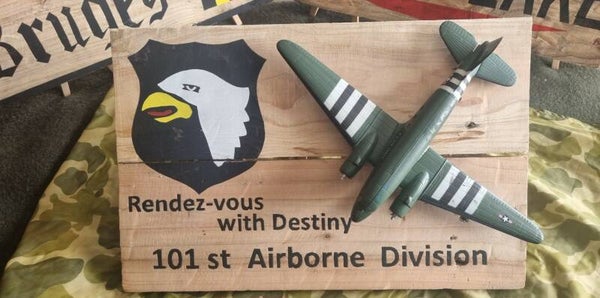 Panneau bois en l'honneur du C47 de la 101st Airborne Division