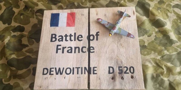 Panneau en l'honneur de l'avion français DEWOITINE D520