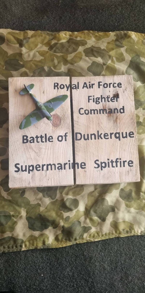 Panneau bois en l'honneur du Supermarine Spitfire