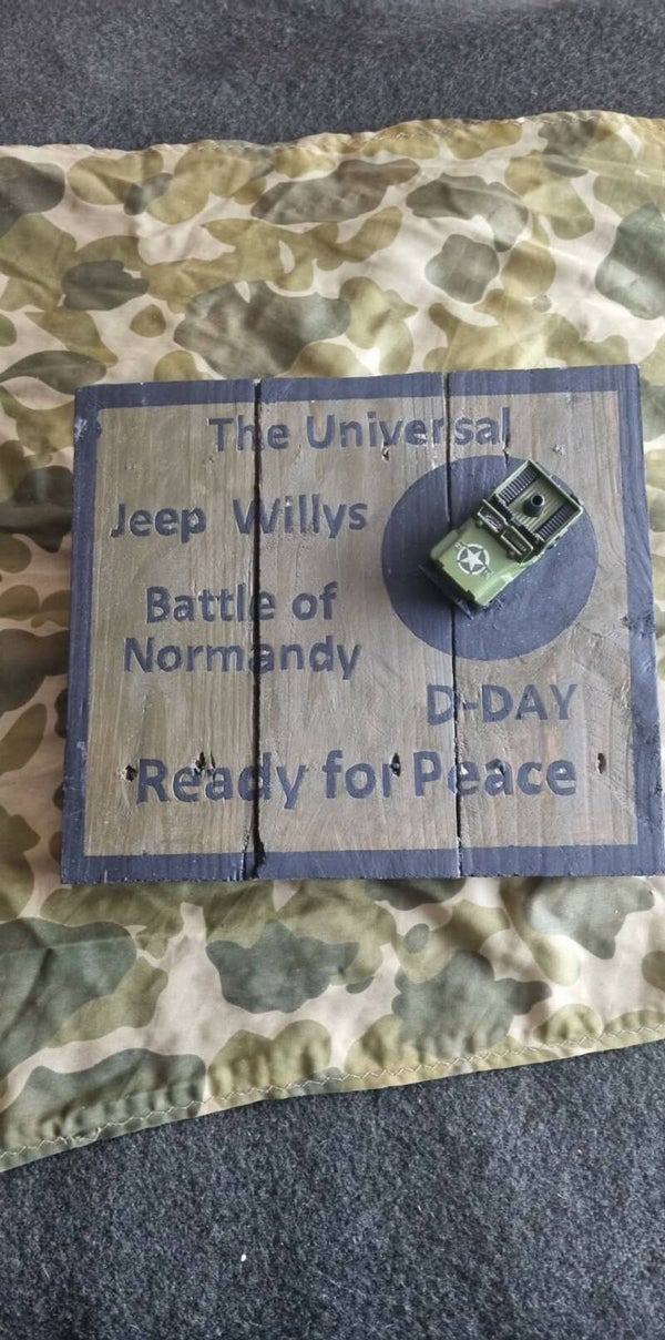 Panneau bois en l'honneur de la Jeep Willys