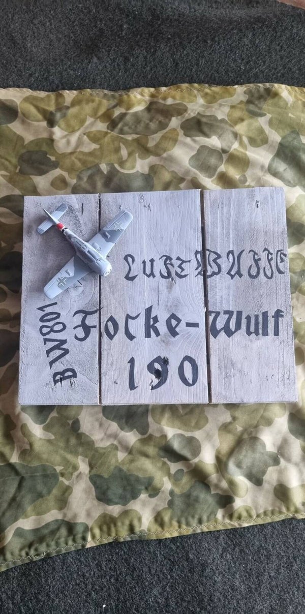 Panneau bois en l'honneur de l'avion allemand FOCKE WULF 190