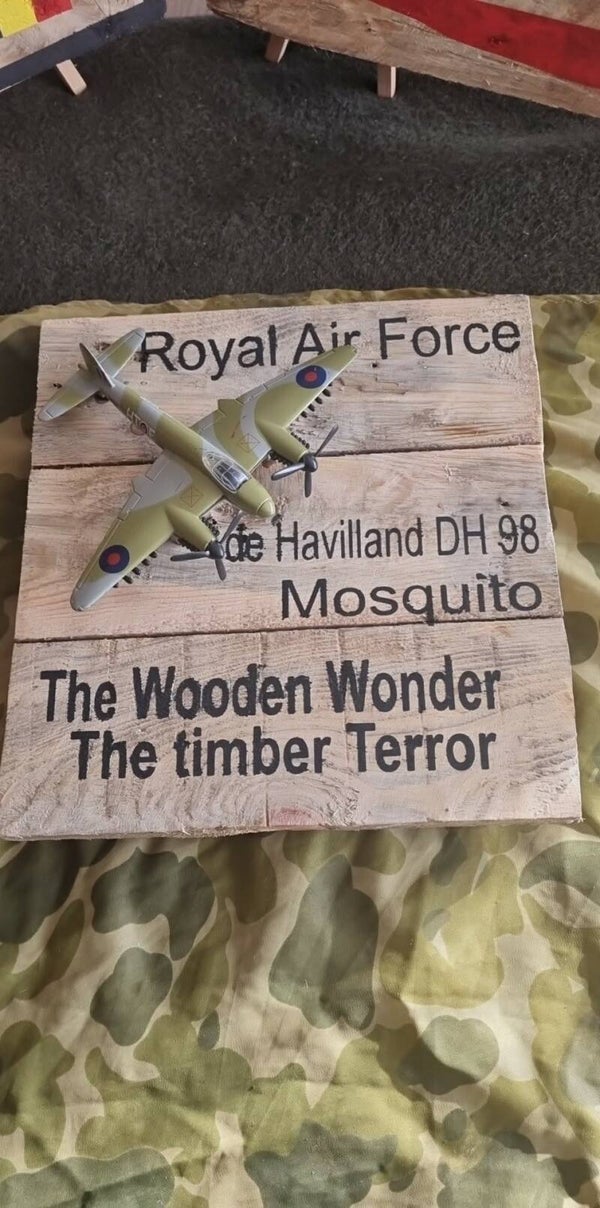 Panneau bois en l'honneur du "Mossie"   Avion britannique MOSQUITO