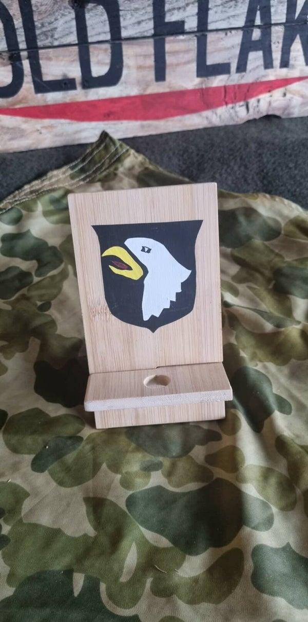 Support de téléphone en Bois  "emblème de la 101e Airborne Division"