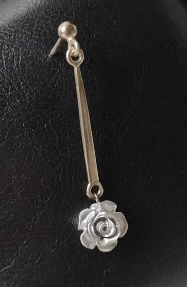 925 Silberne Ohrstecker mit blüte! 925 silver stud with flower petal!