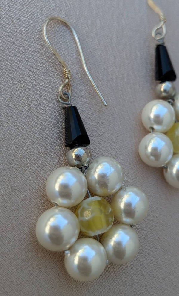 White Pearl Yellow Bead Daisies 0032