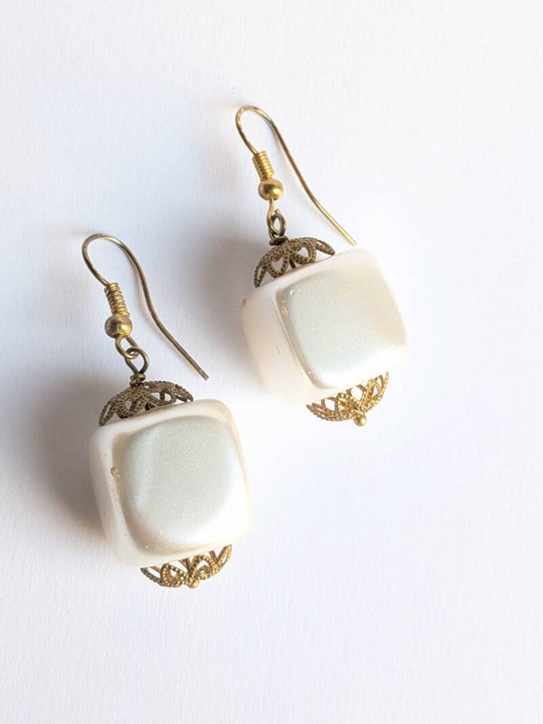 White Square Pearl Cubes 0086