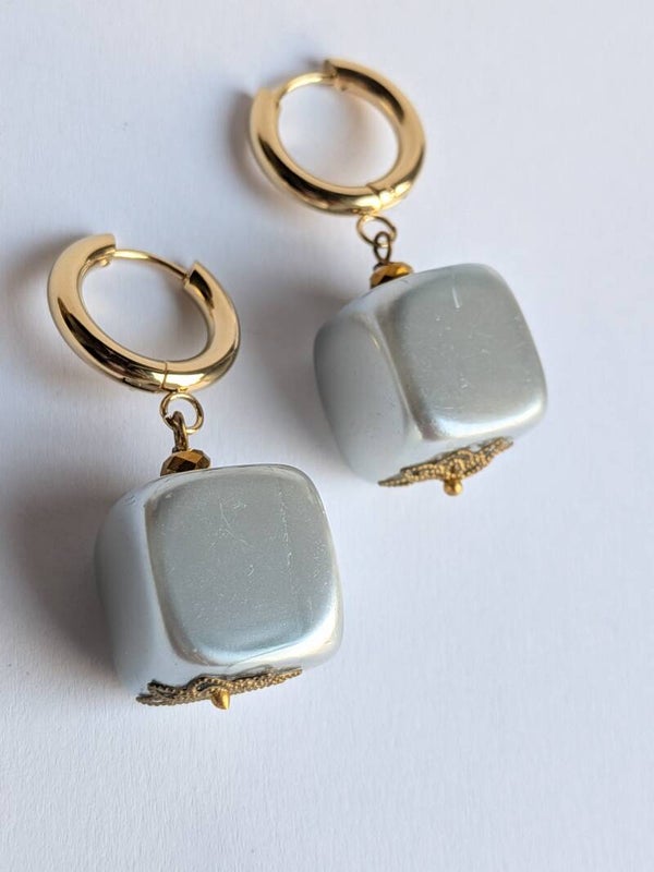 Gray Square Pearl Cubes 0087