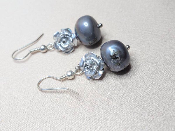 Dark Blue Coloured Pearl Flower Bead 0130