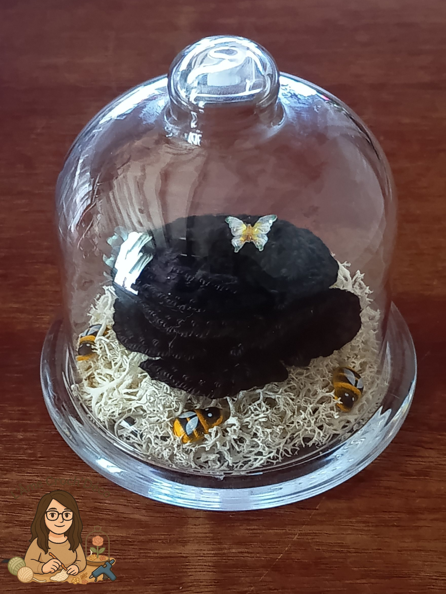 ROSE ÉTERNELLE CROCHETÉE NOIRE SOUS CLOCHE