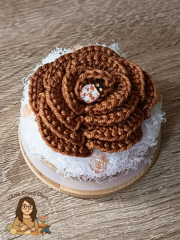 ROSE ÉTERNELLE CROCHETÉE SOUS BOCAL MARRON