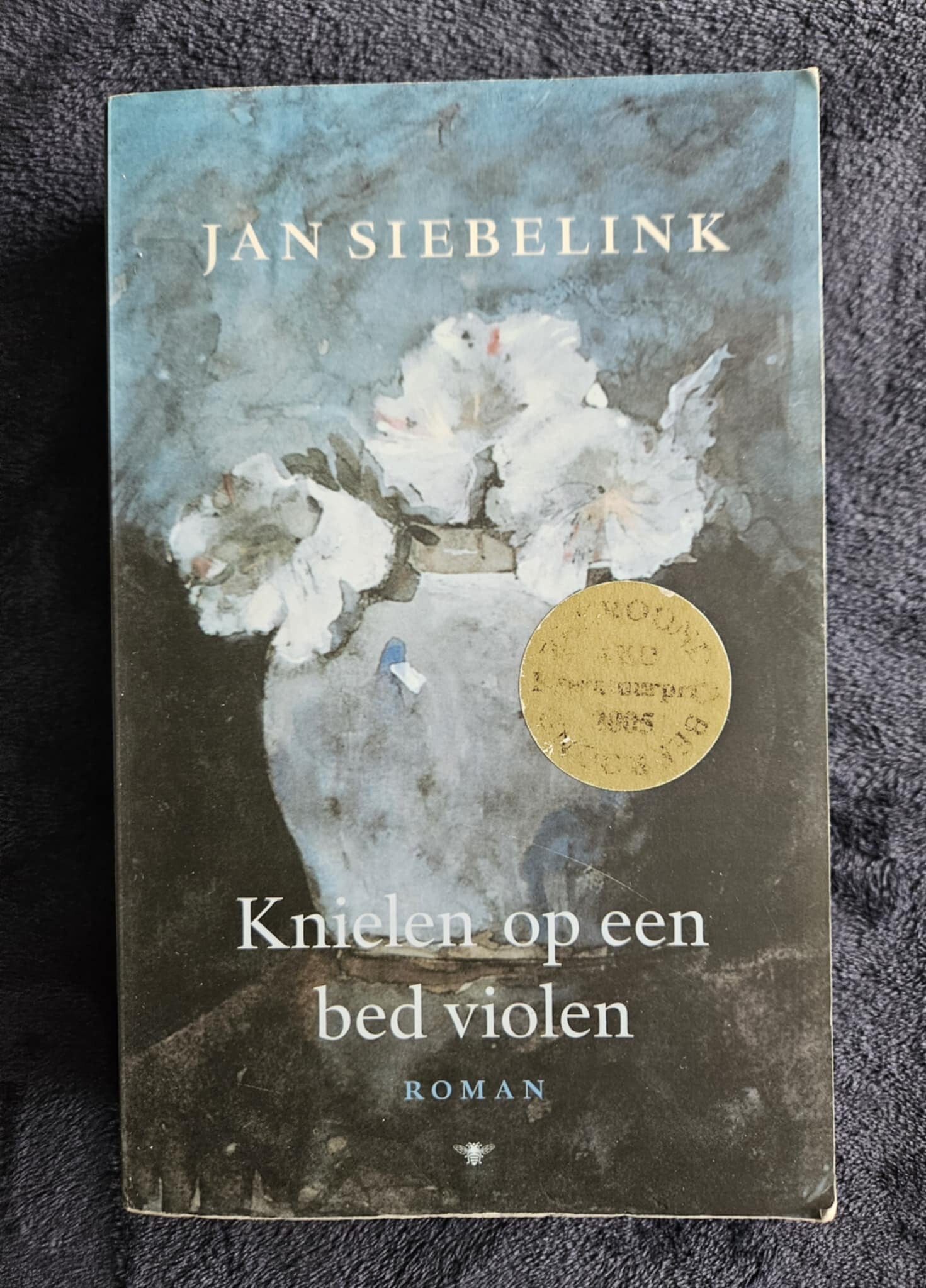Jan Siebelink - Knielen op een bed violen