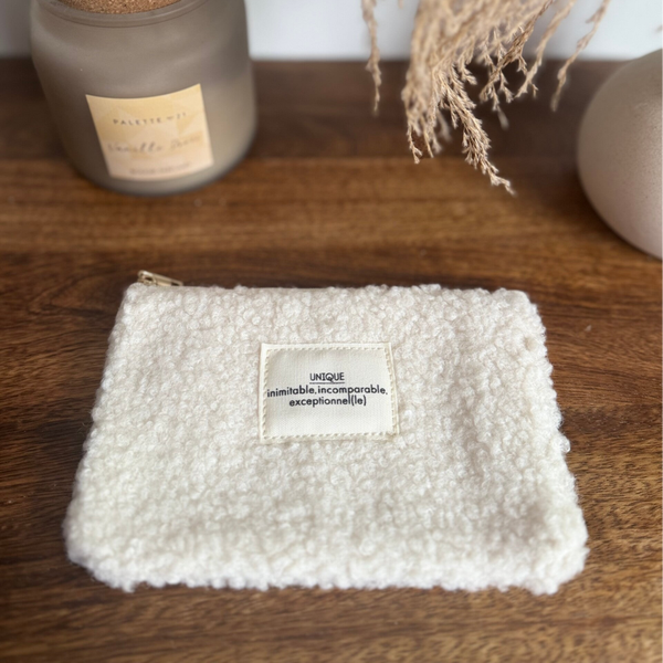 Trousse moutonnée blanche “Unique” – Douce & Stylée ❄️✨