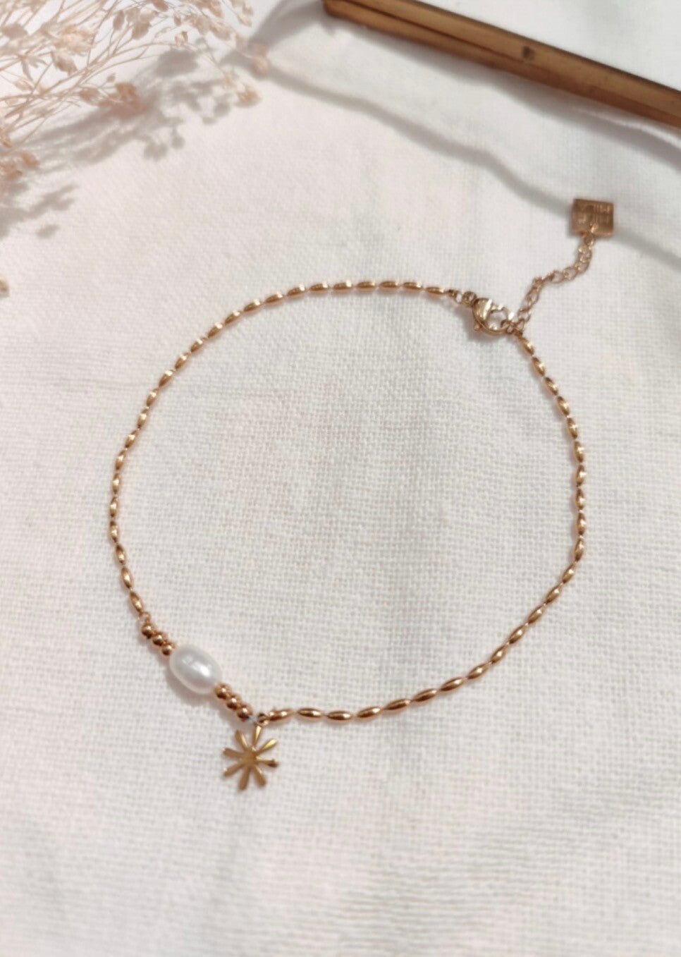 Chaîne de cheville, perle, blanche et fleur dorées