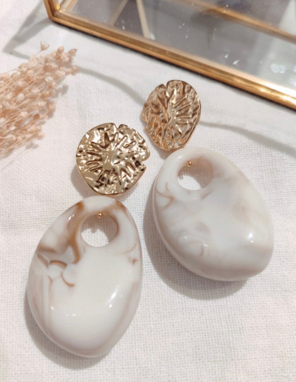 Boucles d’oreilles, résine, berlingot, beige et doré