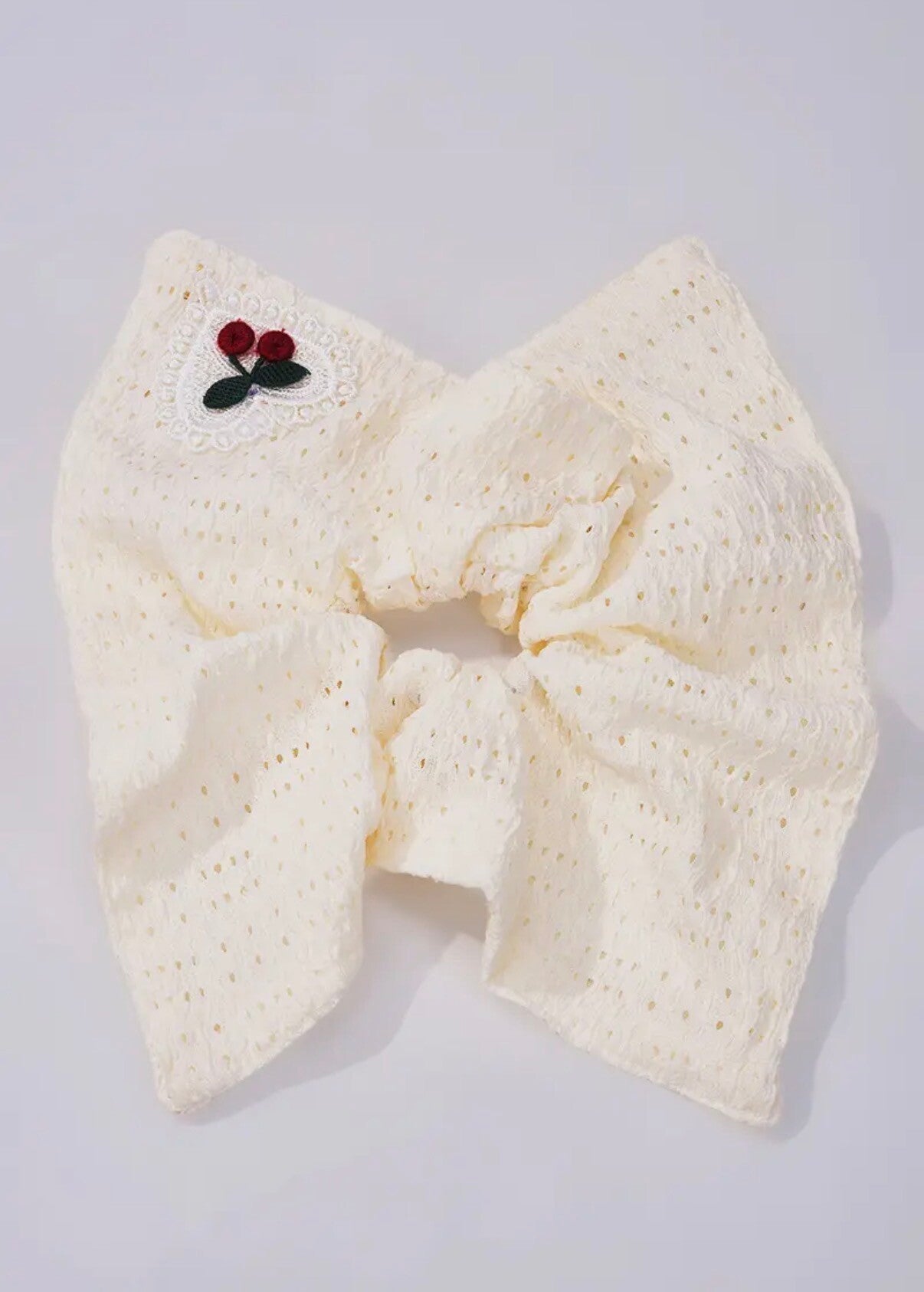 Chouchou carré, crème avec broderie, cœur et cerise 🍒 ❤️